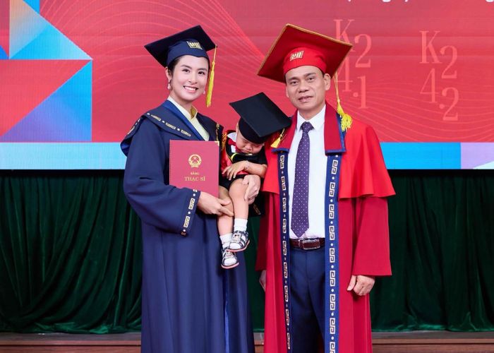 Ngọc Hân nói khoảnh khắc nhận bằng không rực rỡ ánh đèn sân khấu nhưng lặng lẽ và sâu sức theo cách riêng. Cô dự định học tiếp lên nghiên cứu sinh sau khi hoàn thành chương trình cao học.