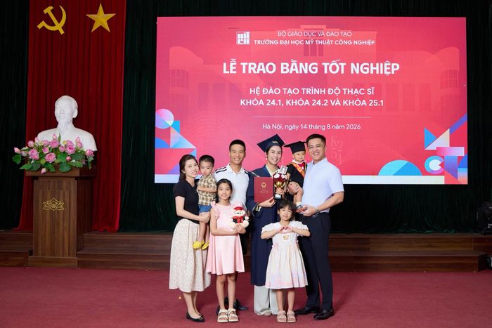 Gia đình em trai cũng có mặt để chúc mừng dấu mốc mới của Ngọc Hân. Cô biết ơn vì gia đình luôn ủng hộ mình trong mọi việc.