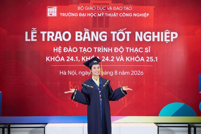 Theo Ngọc Hân, cùng một ngày, cách nhau 16 năm, là hai dấu mốc mang ý nghĩa hoàn toàn khác nhau. Một bên là khởi đầu của tuổi trẻ; một bên là thành quả của một người đã làm vợ, làm mẹ, vẫn chọn tiếp tục học và lớn lên mỗi ngày.