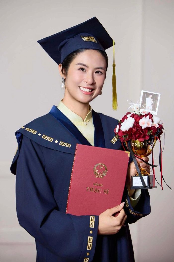 Mới đây, Ngọc Hân cho biết 14/8 trở thành ngày vô cùng đặc biệt trong cuộc đời cô. "16 năm trước, cũng vào giờ phút này, Hân đứng trên sân khấu, đón nhận vương miện Hoa hậu Việt Nam — một danh hiệu thật vinh dự và cao quý, mở ra một hành trình mới cho cô gái trẻ ngày ấy. 16 năm sau, cũng ngày này, Hân đứng trên bục nhận bằng — tấm bằng Thạc sĩ ghi dấu hai năm học hỏi, tìm tòi, nghiên cứu không ngừng", Ngọc Hân chia sẻ.