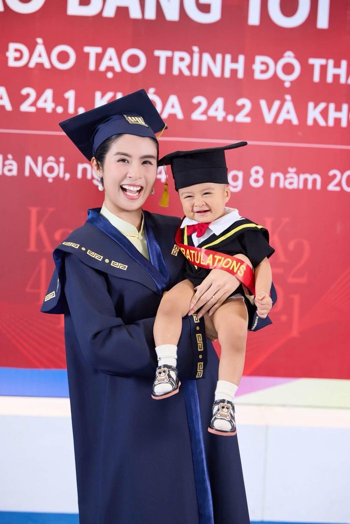 "Và đặc biệt hơn cả, hôm nay có Pi ở đây, trong bộ đồ cử nhân nhí bé xíu cùng gia đình lưu giữ khoảnh khắc này", Ngọc Hân hạnh phúc khi ngày đặc biệt có sự đồng hành của con trai - bé Pi.