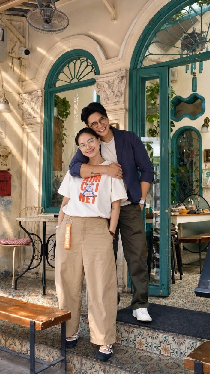 Ngô Thanh Vân U50 gây chú ý với diện mạo trẻ trung bên chồng.