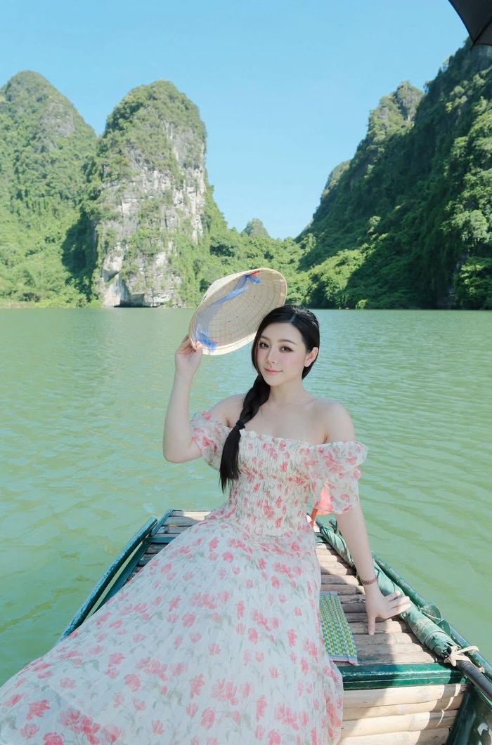 Quỳnh Kool khiến người hâm mộ không khỏi xuýt xoa khi chia sẻ loạt ảnh mới trên trang cá nhân. Giữa khung cảnh nước xanh trong, núi non trùng điệp và bầu trời ngập nắng, Quỳnh Kool lựa chọn một thiết kế váy hoa tạo nên tổng thể vừa quyến rũ, vừa nên thơ.