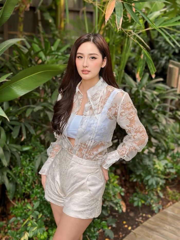 Mai Phương Thúy đăng ảnh diện set đồ trắng với áo ren xuyên thấu, khoe vóc dáng. Hoa hậu hài hước cho biết đến lúc tìm được ảnh để đăng, phần caption đã 'bay mất'.