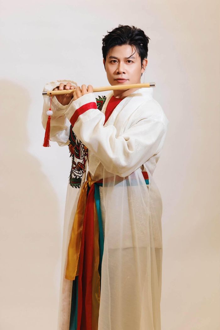 Nguyễn Văn Chung chia sẻ hình ảnh diện trang phục biểu diễn, điểm nhấn của bức ảnh là chiếc sáo trúc. Nhiều khán giả khen ngợi vẻ đẹp trai như soái ca của nam nhạc sĩ và dự đoán đây là trang phục biểu diễn tại chương trình "Anh trai vượt ngàn chông gai 2026".