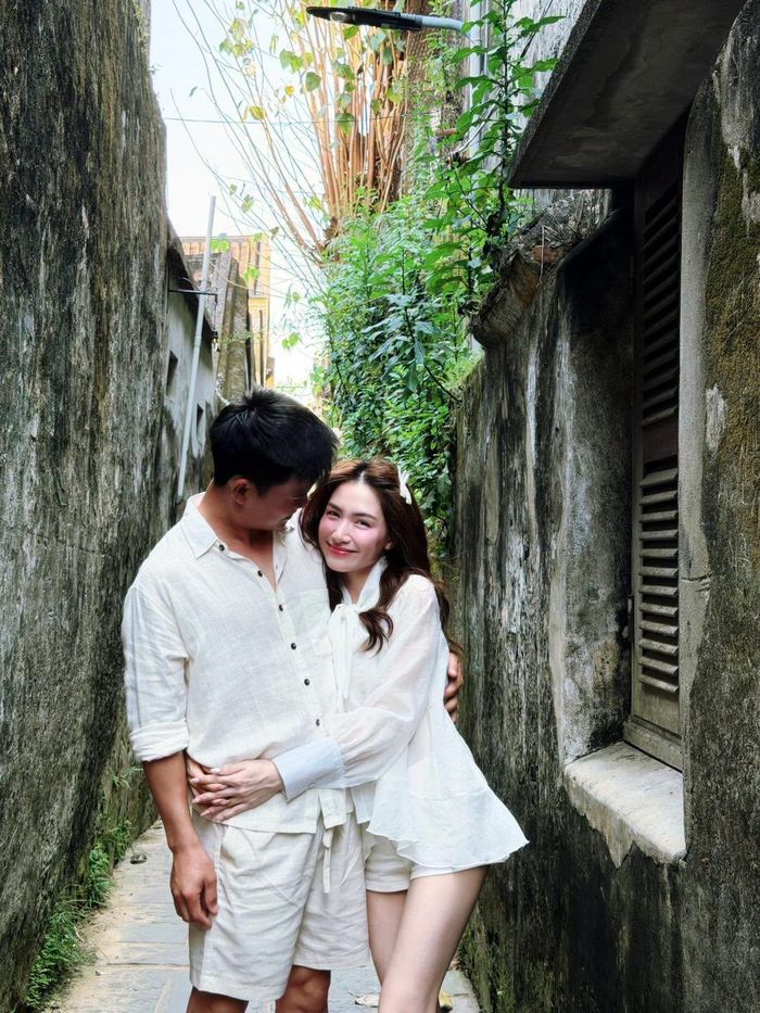 Hòa Minzy liên tục có những cử chỉ thân mật dành cho chồng. Nhiều khán giả dành lời khen cho diện mạo rạng rỡ của Hòa Minzy và gửi lời chúc hạnh phúc tới cô và chồng sắp cưới.