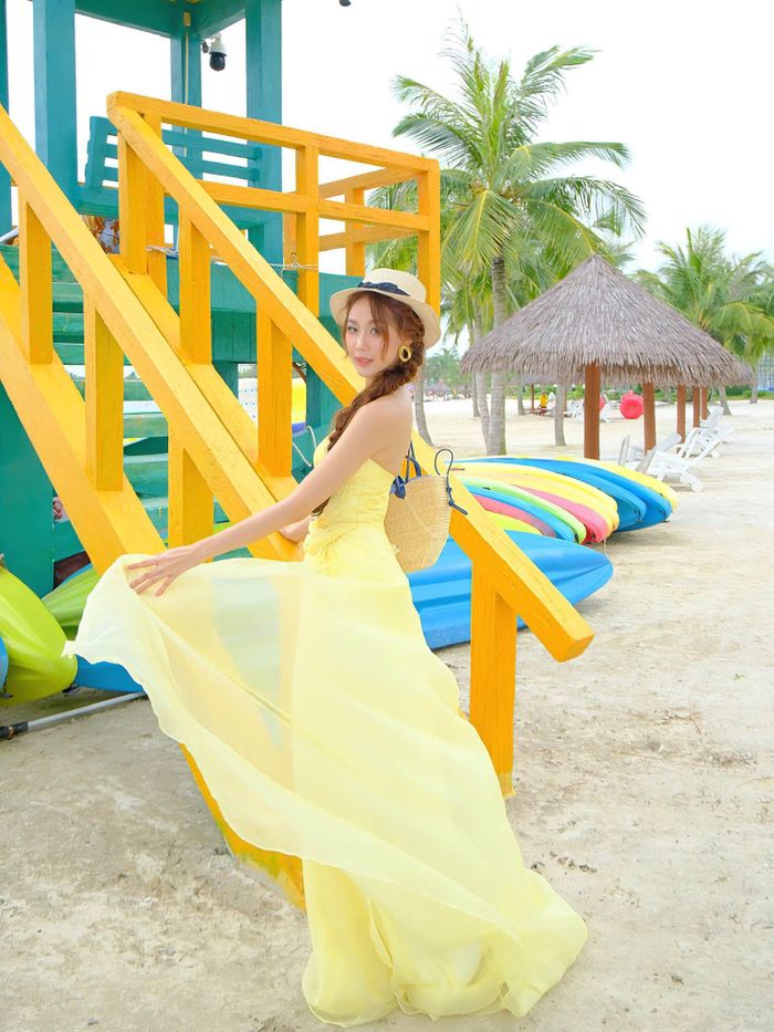 Hoa hậu Bảo Ngọc tiếp tục gây chú ý khi xuất hiện trong bộ váy vàng nhẹ nhàng nhưng nổi bật. Thiết kế có phom dáng nữ tính, giúp người đẹp khoe trọn vóc dáng thanh thoát và đôi chân dài.