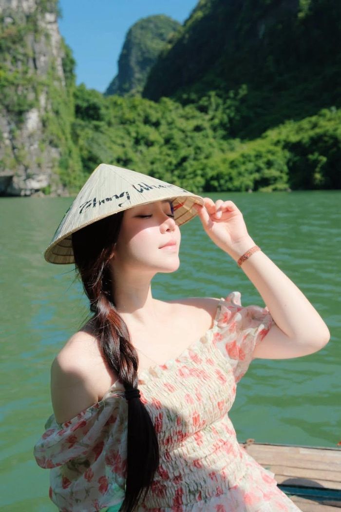 Ngay sau khi được đăng tải, bộ ảnh nhanh chóng thu hút lượng tương tác lớn cùng hàng loạt bình luận khen ngợi dành cho nhan sắc ngày càng thăng hạng của Quỳnh Kool.
