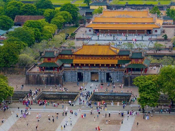 Đại nội Huế luôn thu hút đông đảo du khách tham quan. Ảnh: Đ.Hoàng.