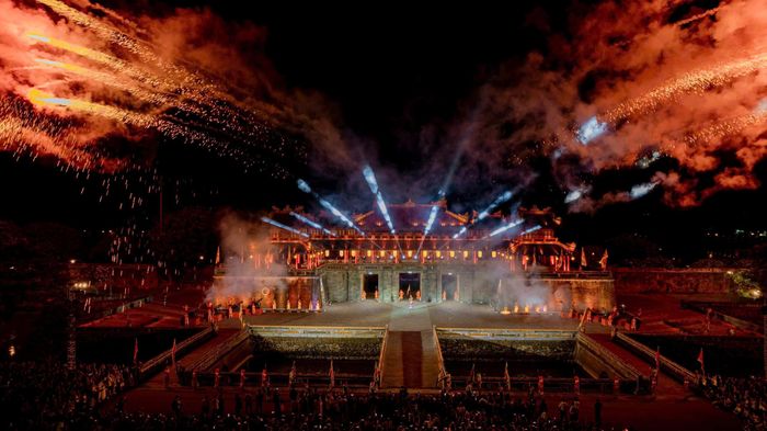 Chương trình Hoàng cung huyền ảo trong khuôn khổ Festival Huế 2026 được tổ chức vào tháng 4/2026 thu hút đông đảo du khách. Ảnh: Đ.Hoàng.