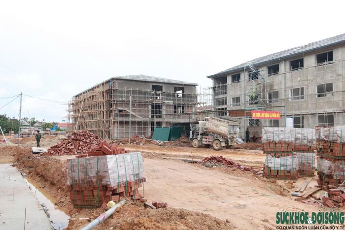 Các khối nhà học và nhà hiệu bộ đang được khẩn trương hoàn thiện, hiện đạt khoảng 80% tiến độ. (Ảnh: Song Hoàng)