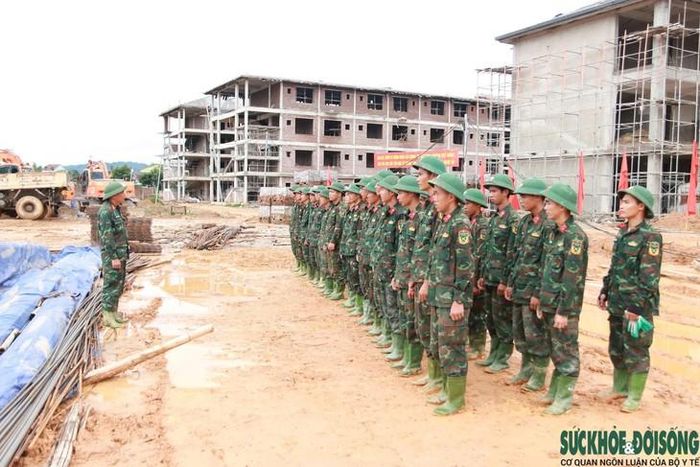 Trước áp lực hoàn thành trường nội trú liên cấp trước năm học mới, 50 cán bộ, chiến sĩ vào công trường góp sức cùng nhà thầu. (Ảnh: Song Hoàng)
