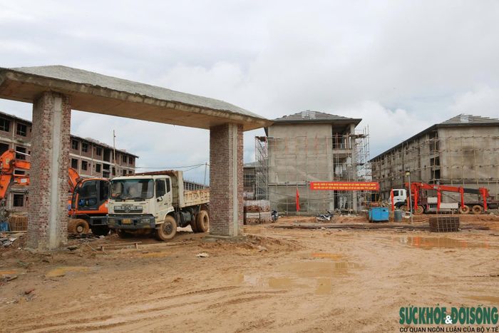 Công trường Trường phổ thông nội trú liên cấp Tiểu học và THCS Anh Sơn được huy động nhân lực để chạy đua với thời gian. (Ảnh: Song Hoàng)