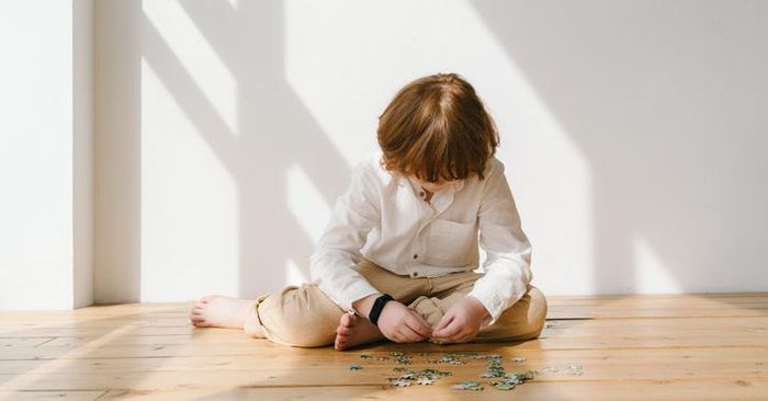 Một số trẻ có thể chậm phát triển ngôn ngữ đơn thuần hoặc gặp những vấn đề khác về thính giác hoặc môi trường giao tiếp. Ảnh BSCC