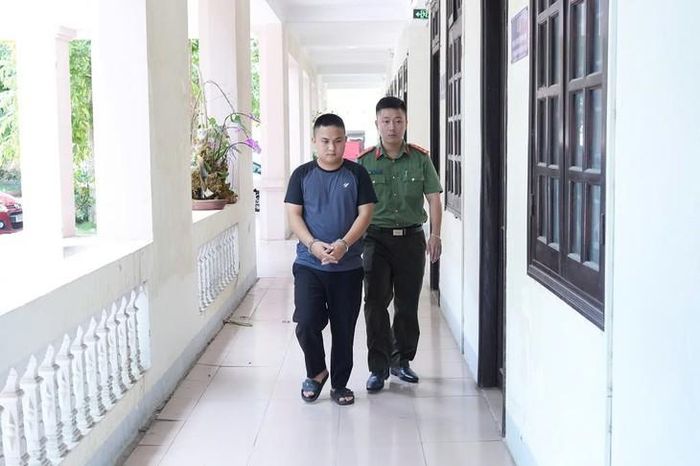 Lực lượng Công an dẫn giải đối tượng Vi Văn Đông. ẢNH: C.A