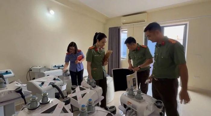 Công an tỉnh Nghệ An khám xét cơ sở “Phúc Tâm 8”. ẢNH: C.A