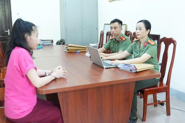 Công an lấy lời khai đối tượng Vũ Thị Hà, ẢNH: C.A