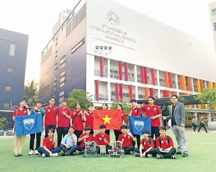 Học sinh Trường THPT Chi Lăng đi tranh tài tại một cuộc thi Robotics lớn.