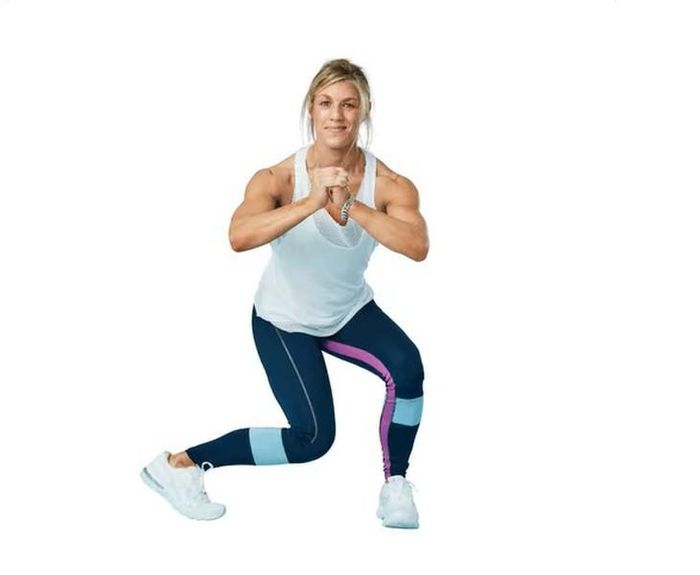 Cách thực hiện bài tập squat kết hợp xoay trong. Ảnh: Health.com