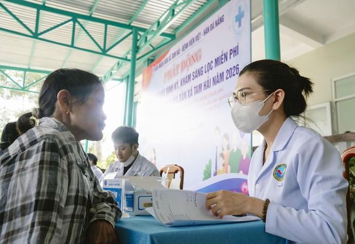 Bệnh viện Việt - Hàn Đà Nẵng tổ chức khám cho 4.146 người thuộc các nhóm ưu tiên trên địa bàn xã Tam Hải. Ảnh: Duy Huân.