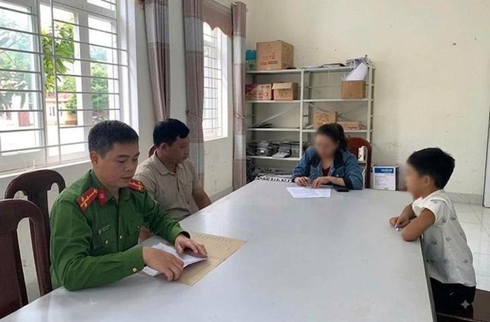 Yêu cầu phụ huynh kí cam kết không tái phạm. Ảnh: Công an tỉnh Lai Châu..