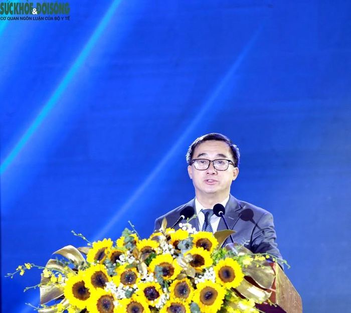 GS.TS.BS Trần Văn Thuấn, Thứ trưởng Bộ Y tế, phát biểu tại Hội nghị Khoa học Bệnh viện Ung bướu Nghệ An lần thứ X. ẢNH: V. Đồng