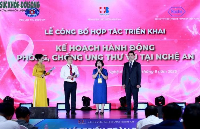 Các đại biểu công bố hợp tác triển khai Kế hoạch hành động phòng, chống ung thư vú tại Nghệ An. ẢNH: V. Đồng