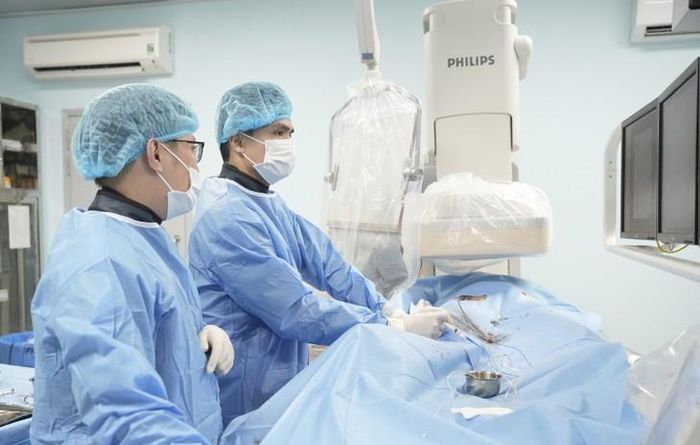 Các bác sĩ tiến hành nút mạch trước phẫu thuật cho bệnh nhân. Ảnh: BVCC