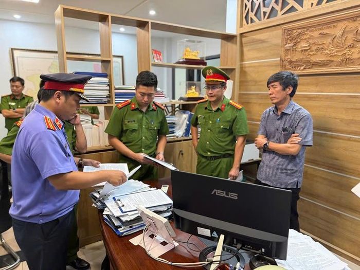 Cơ quan Cảnh sát điều tra thi hành lệnh khám xét khẩn cấp. Ảnh: Công an cung cấp.
