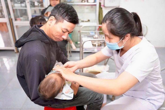 Do thiếu nhân lực nên nhân viên y tế vẫn làm việc chung và thực hiện nhiều chương trình dẫn đến tình trạng quá tải, áp lực.  Ảnh: TYT Lê Thanh Nghị.