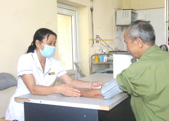 Nhân viên y tế thuộc Trạm Y tế xã Khúc Thừa Dụ thăm khám sức khỏe cho bệnh nhân. Ảnh: Đ.Tùy.