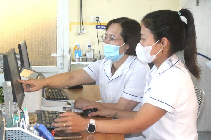 Mặc dù Trạm Y tế đã thành lập được các khoa, phòng, nhưng nhân viên vẫn phải kiệm nhiệm nhiều công việc. Ảnh: Đ.Tùy.