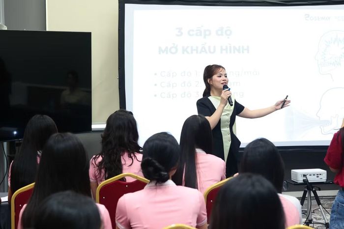  Buổi học do Biên tập viên/MC Giang Hồng và MC Cẩm Nhung trực tiếp hướng dẫn. 