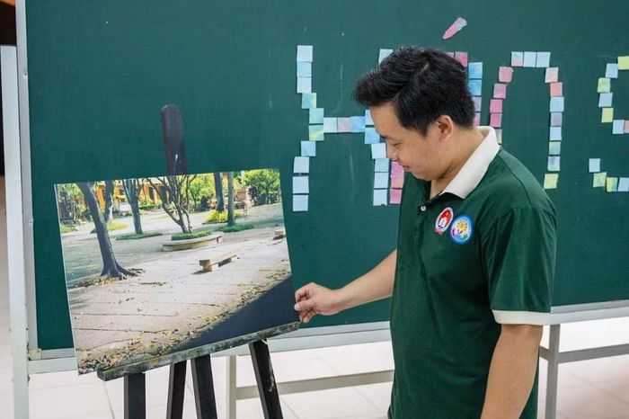 Người tham gia triển lãm tương tác với tác phẩm của bạn Phạm Hồ Gia Khang.