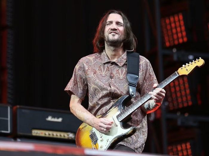John Frusciante tung "đại" một sản phẩm để kiếm tiền trang trải cuộc sống.