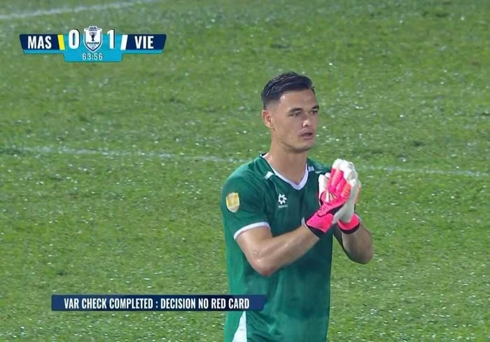 Sao khi kiểm tra VAR, Lê Giang Patrik được xóa thẻ đỏ. (Ảnh chụp màn hình)