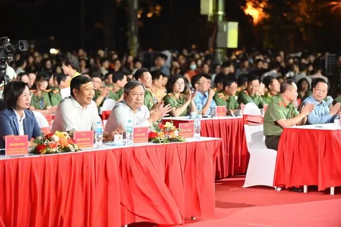 Dự chương trình có lãnh đạo TP Hà Nội, đại diện các ban, Bộ, ngành Trung ương, Bộ Công an, các Sở, ban, ngành thành phố cùng đông đảo đại biểu, cán bộ, chiến sĩ và nhân dân (ảnh: Phú Khánh)