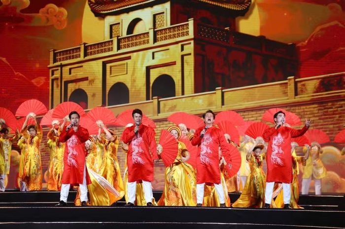 Các nghệ sĩ biểu diễn trong chương trình “81 mùa bình yên” (ảnh: Lam Thanh)