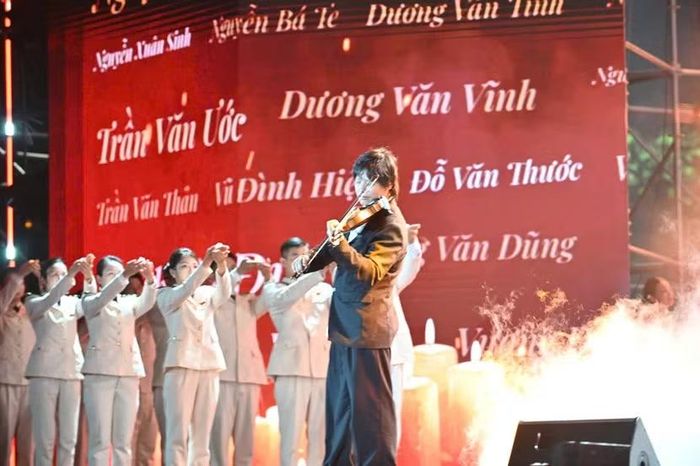 Nghệ sĩ violin Anh Tú gây xúc động với giai điệu ca khúc “Bài ca không quên” (ảnh: Phú Khánh)