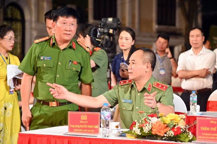 Trung tướng Nguyễn Thanh Tùng, Anh hùng lực lượng vũ trang nhân dân, Uỷ viên Ban Thường vụ Thành uỷ, Bí thư Đảng uỷ, Giám đốc CATP Hà Nội chỉ đạo từng việc nhỏ để đảm bảo sân khấu chương trình có thể tiếp cận mọi người dân ở phố đi bộ Hồ Gươm tối 15-8