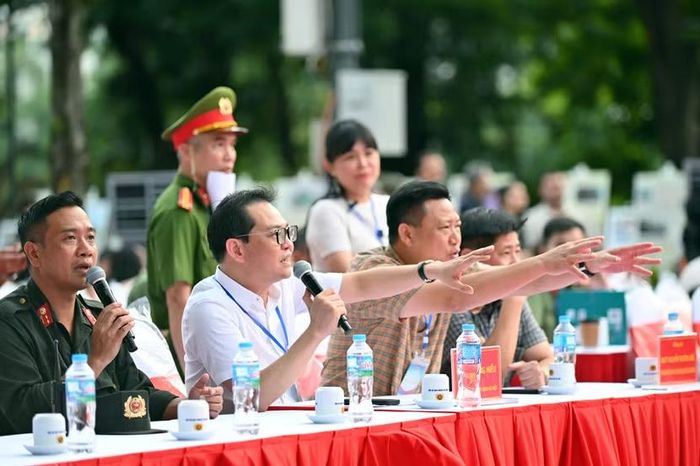 NSND Trung Hiếu, Giám đốc Nhà hát Kịch Hà Nội, tác giả kịch bản chương trình căn chỉnh từng vị trí, động tác cho các diễn viên