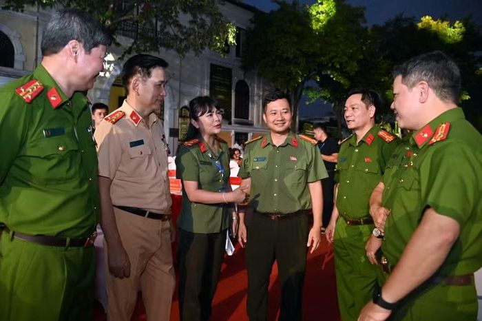 Chỉ huy các đơn vị nghiệp vụ của CATP Hà nội trao đổi các phần việc trong tối 15-8