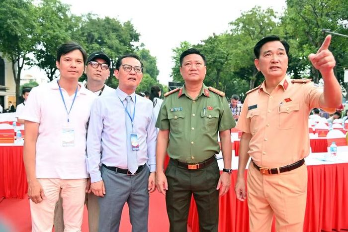 Nhiều ngày nay, chỉ huy các đơn vị của CATP đã phối hợp chặt chẽ với Nhà hát kịch Hà Nội để chuẩn bị chu đáo cho chương trình