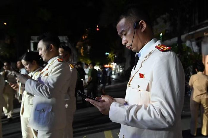 "Tối nay bố về muộn nhé, con học xong nhớ ngủ sớm" - đó là tin nhắn nhiều ngày nay của không ít cán bộ, chiến sĩ Công an Thủ đô, những người đã tập luyện nhiều ngày cho chương trình ý nghĩa này