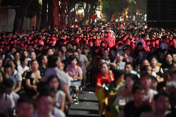 Hàng nghìn người dân đã trải qua một đêm hồ Gươm đầy cảm xúc