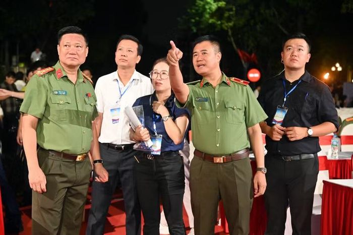 Thiếu tướng Nguyễn Ngọc Quyền, Phó Bí thư Đảng ủy, Phó Giám đốc CATP Hà Nội chỉ đạo các công tác trước giờ diễn chính thức của chương trình nghệ thuật chính luận đặc biệt "81 mùa bình yên"