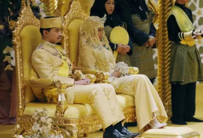 Hoàng tử Abdul Malik là con trai của Quốc vương Bolkiah và Hoàng hậu Saleha. Bà Adawiyyah là con thứ 10 trong gia đình, có cha là nhân viên cơ quan cứu hỏa và mẹ là giảng viên tôn giáo.