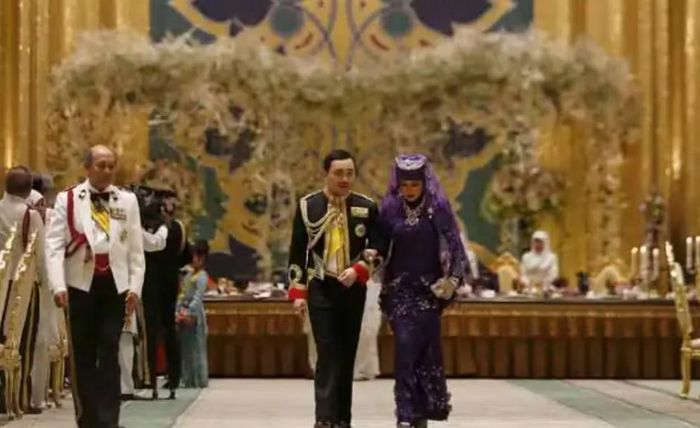 Hai người có 4 con gái gồm Công chúa Muthee'ah, 10 tuổi, Công chúa Fathiyyah, 8 tuổi, Công chúa Khaalishah, 6 tuổi và Công chúa Nabeelah, 16 tháng tuổi. Hoàng tử Malik hiện 42 tuổi và đứng thứ 4 trong danh sách kế vị ngai vàng Brunei.