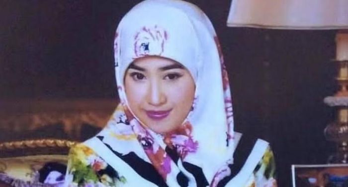 Trong ngày cưới, bà Adawiyyah mặc trang phục dát vàng, đính kim cương và ngọc lục bảo, đồng thời đội vương miện nạm đá quý.