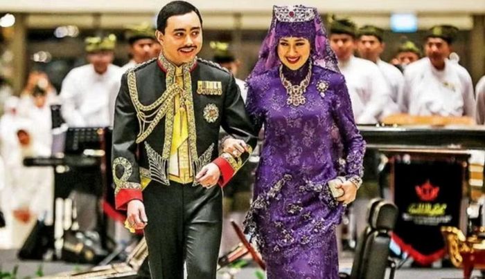 Tại tiệc tối, cô dâu thay trang phục màu tím và đeo bộ trang sức gồm kim cương và ruby.